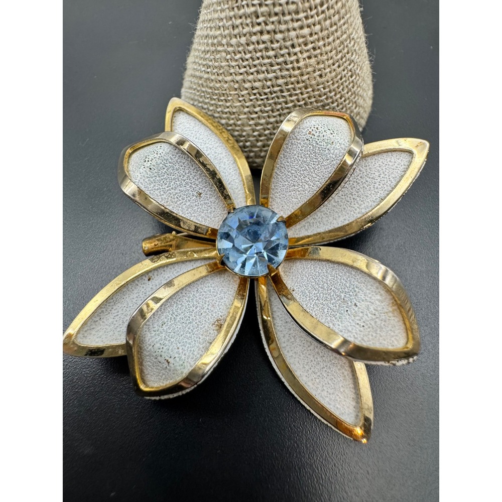Vintage White & Gold Tone Jewelry Set Flower Brooch & Clip On Hoop Earrings MCM - Picture 3 of 6